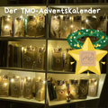 Der Adventskalender steht in einem beleuchteten Bücherregal