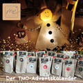 Man sieht einen leuchtenen Adventsengel mit dem Kalender 
