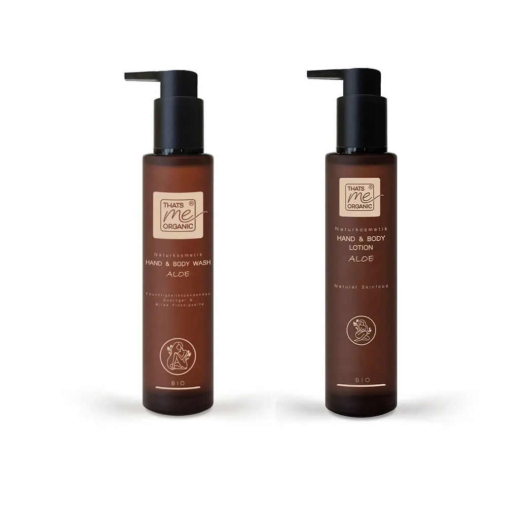 Zwei braune Pumpflaschen mit der Aufschrift Thats me Organic® Bio Hand & Body Wash und Bio Hand & Body Lotion mit Aloe, nebeneinander gestellt - natürliche Pflege in eleganter Naturkosmetik-Verpackung.