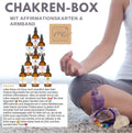 Chakren-Box-Set mit Ölen, Affirmationskarten, Armband, Kristallen und einer Kundenbewertung auf weißem Hintergrund.
