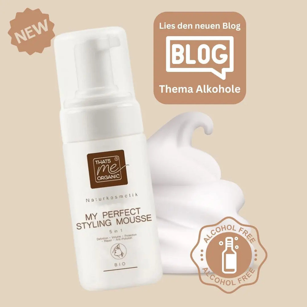 Weiße Flasche Thats me Organic® Bio-Haarschaum Styling Mousse mit Schaum, "Alcohol Free"-Badge und Blog-Promotext auf beigem Hintergrund. Jetzt mit natürlichen Inhaltsstoffen entdecken!.