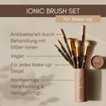Ein Set von Thats me Organic® vegane Make-up-Pinsel in einem Halter mit deutschem Text zu den Eigenschaften auf beigem Hintergrund.