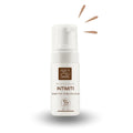 Weiße Flasche Thats me Organic® Intimiti Gentle Intimreinigungsschaum mit braunem Etikett und Flüssigkeitsspritzer-ideal für natürliche Intimpflege.