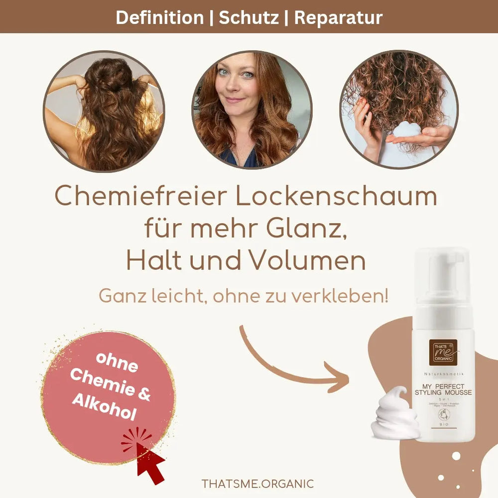 Frau mit lockigem Haar stylt sich mit Thats me Organic® Bio-Haarschaum Styling Mousse; Produkt abgebildet. Der Text wirbt für ein natürliches, alkoholfreies Mousse aus natürlichen Inhaltsstoffen.