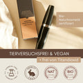 Thats me Organic® Bio Wimperntusche und Verpackung auf beigem Hintergrund mit veganer, grausamkeitsfreier und Bio-Naturkosmetik-Zertifizierung. Hergestellt mit natürlichen Inhaltsstoffen für atemberaubende Wimpern.