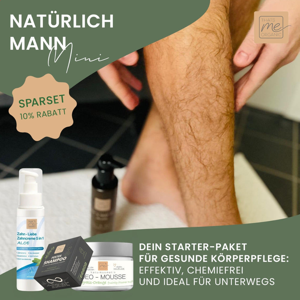 Ein Mann cremt sein Bein mit den Thats me Organic® Männerpflegeprodukten wie Deo-Mousse Lemongrass ein und genießt dabei einen Rabatt von 10 % - ideal für jedes Geschenk-Set.