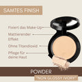 Öffnen Sie ein kompaktes Bio-Puder von Thats me Organic® mit der Aufschrift Non Glossy Ivory und einem deutschen Text über die mattierende Wirkung und die Vorteile für Veganer, der auf einem beigen Hintergrund steht.