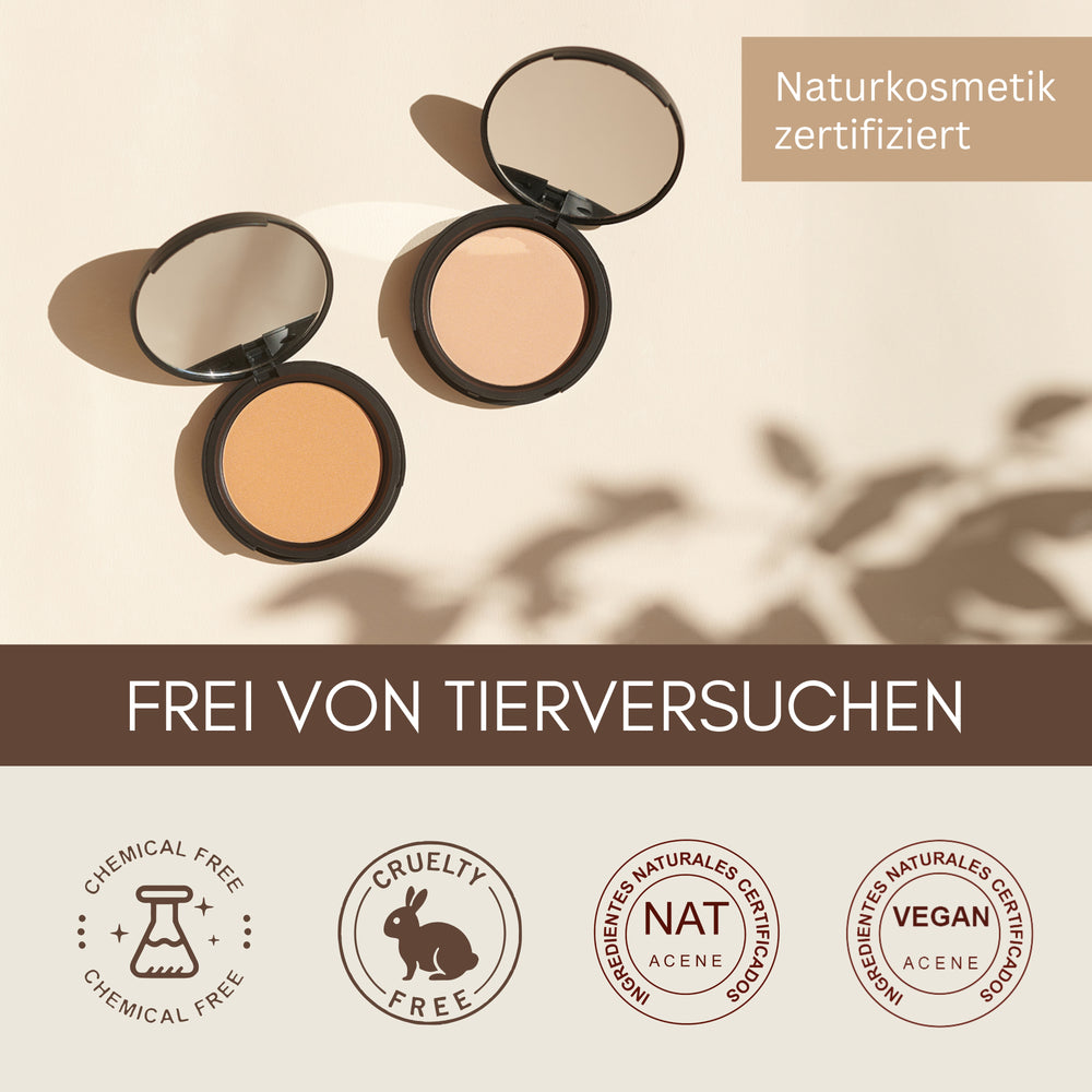 Zwei offene Thats me Organic® Bio-Powder Compacts mit grausamkeitsfreien, veganen und natürlichen Zertifizierungen auf beigem Hintergrund sorgen für einen mattierenden Effekt für makellose Haut.