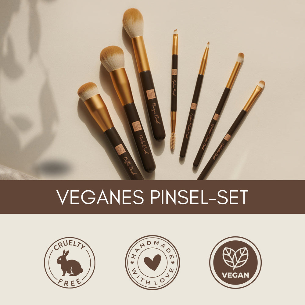 Ein Set aus sieben braunen und goldenen Thats me Organic® Make-up-Pinseln, vegan, tierversuchsfrei und handgefertigt.