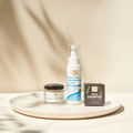 Drei Thats me Organic® Männerpflege-Produkte, darunter Deo-Mousse Lemongrass, auf rundem weißen Teller vor hellem Beige-Hintergrund mit sanften Schatten - das ideale Geschenkset für natürliche Pflege.