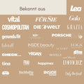Logos von deutschen und internationalen Lifestyle-, Gesundheits- und Modemagazinen auf beigem Hintergrund unterstreichen vegane Trends und titandioxidfreie Naturlidschatten von Thats me Organic®.