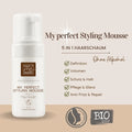 Eine Flasche Thats me Organic® Bio-Haarschaum Styling Mousse mit 5-in-1-Vorteilen und natürlichen Inhaltsstoffen auf einem beigen Hintergrund.