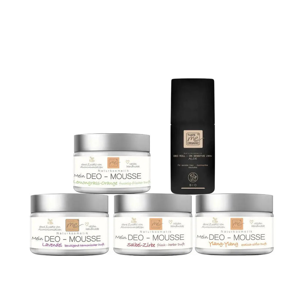 Fünf Tiegel und eine schwarze Flasche Thats me Organic® Deo-Mousse in verschiedenen Duftnoten auf weißem Hintergrund. Dieses Bio-Deo schützt wirksam und pflegt sanft - ideal für alle, die natürliche Deodorants bevorzugen.