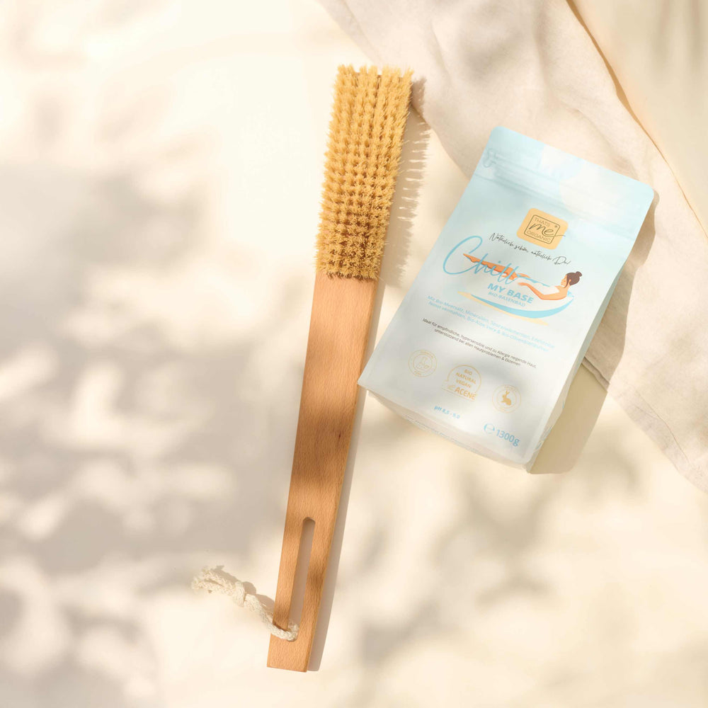 Chill My Base Bio-Basenbad – mit der neuen Basen-Berat Körperbürste für in die Badewanne auf einem schönen beigen Hintergrund mit einem Leinentuch im Hintergrund