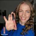 Bio Lipgloss Shiny Peach in Anwendung mit natürlichem peachfarbenem Glow auf den Lippen