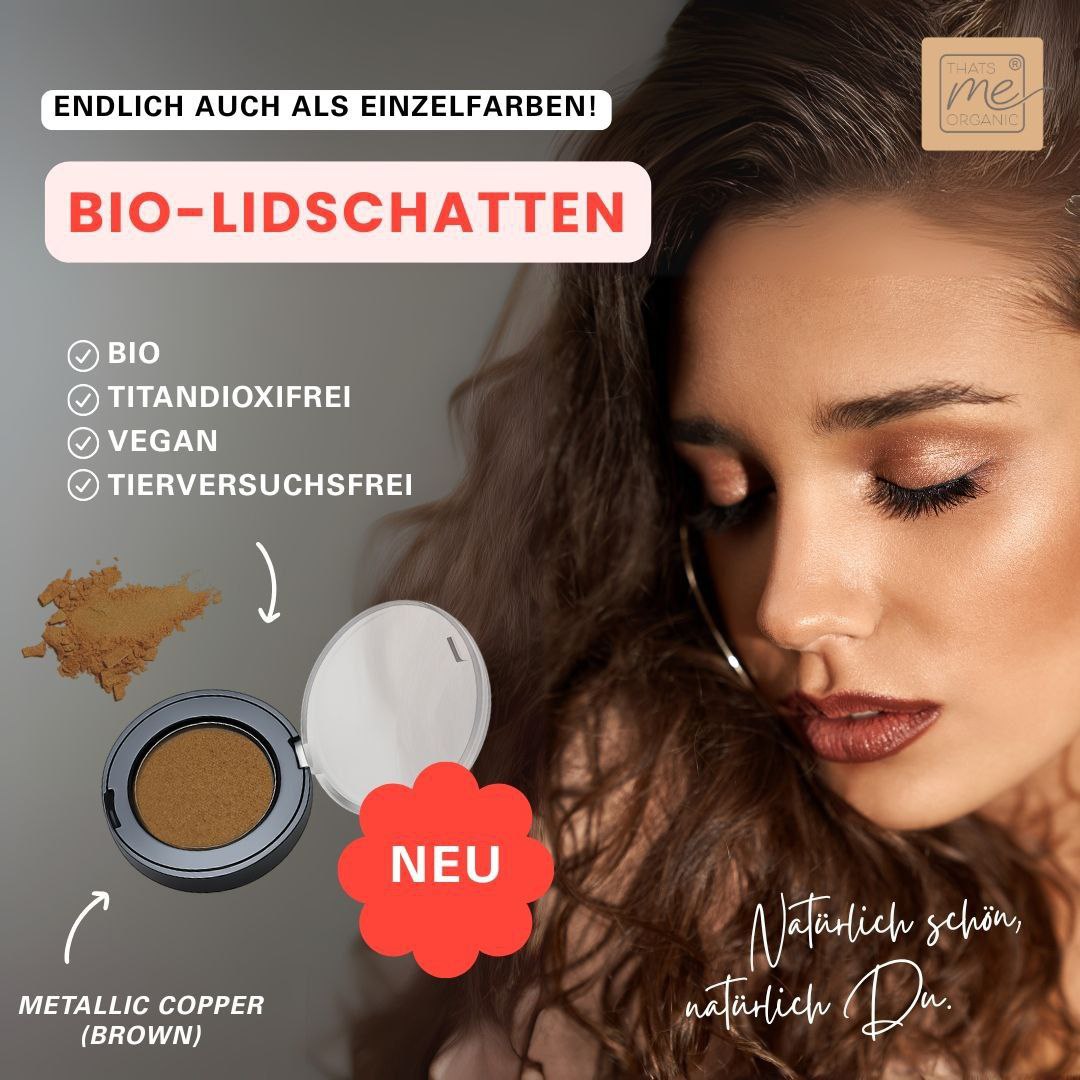 Eine Frau mit metallisch schimmerndem, kupferfarbenem Lidschatten von Thats me Organic® - dieser titandioxidfreie Naturkosmetik-Lidschatten in einer Compact mit der Aufschrift Bio-Lidschatten und NEU liefert strahlende Farbe mit sauberer, bewusster Schönheit.