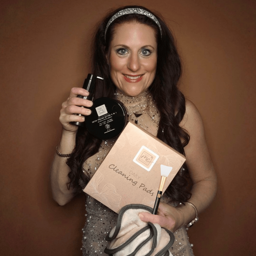 Lifestyle Bild einer Frau mit Bio Cleaning Face Set bestehend aus Cleansing Gel, Peeling Butter, Reinigungspads und Soft Mask Blender