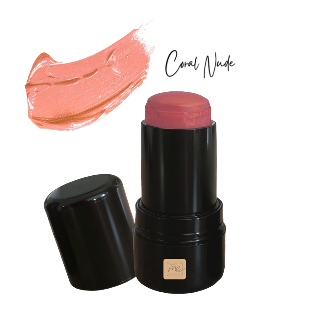 Unser Lippenstift Coral Nude auf weißem Hintergrund mit Beschriftung