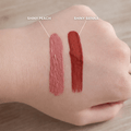 Farbvergleich der Lipgloss Shades Shiny Peach und Shiny Sienna als Swatch auf der Hand