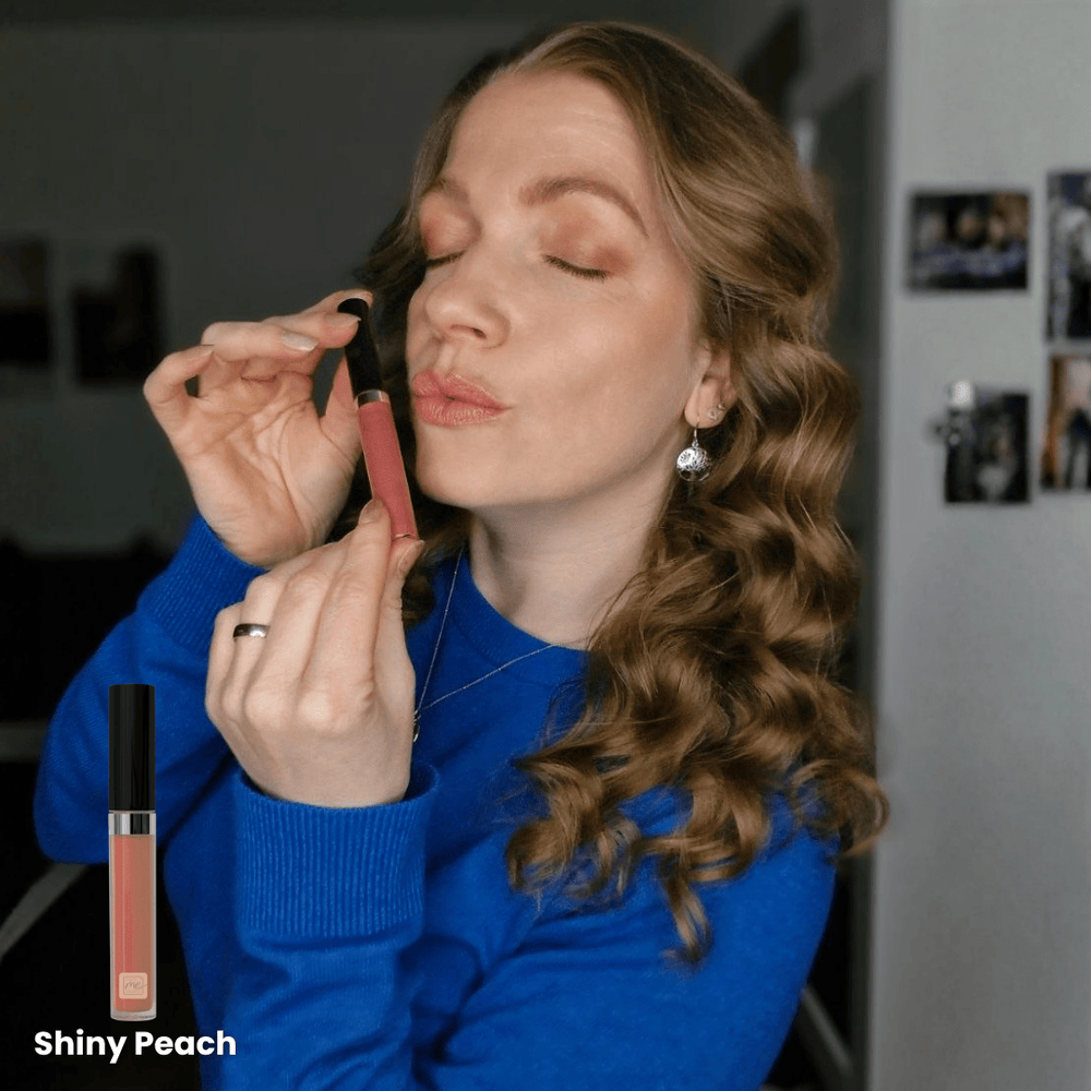Shiny Peach Lipgloss in Anwendung für einen natürlichen glänzenden Lippenlook