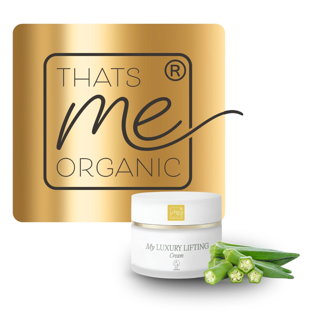 Goldenes THATS ME ORGANIC-Logo mit einem Tiegel My Luxury Lifting Cream und frischem Okra auf weißem Hintergrund.