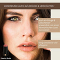 Anwendung des 3-in-1 Lippenstifts Peachy Nude als Lippenstift, Rouge und Creme-Lidschatten für einen harmonischen Look