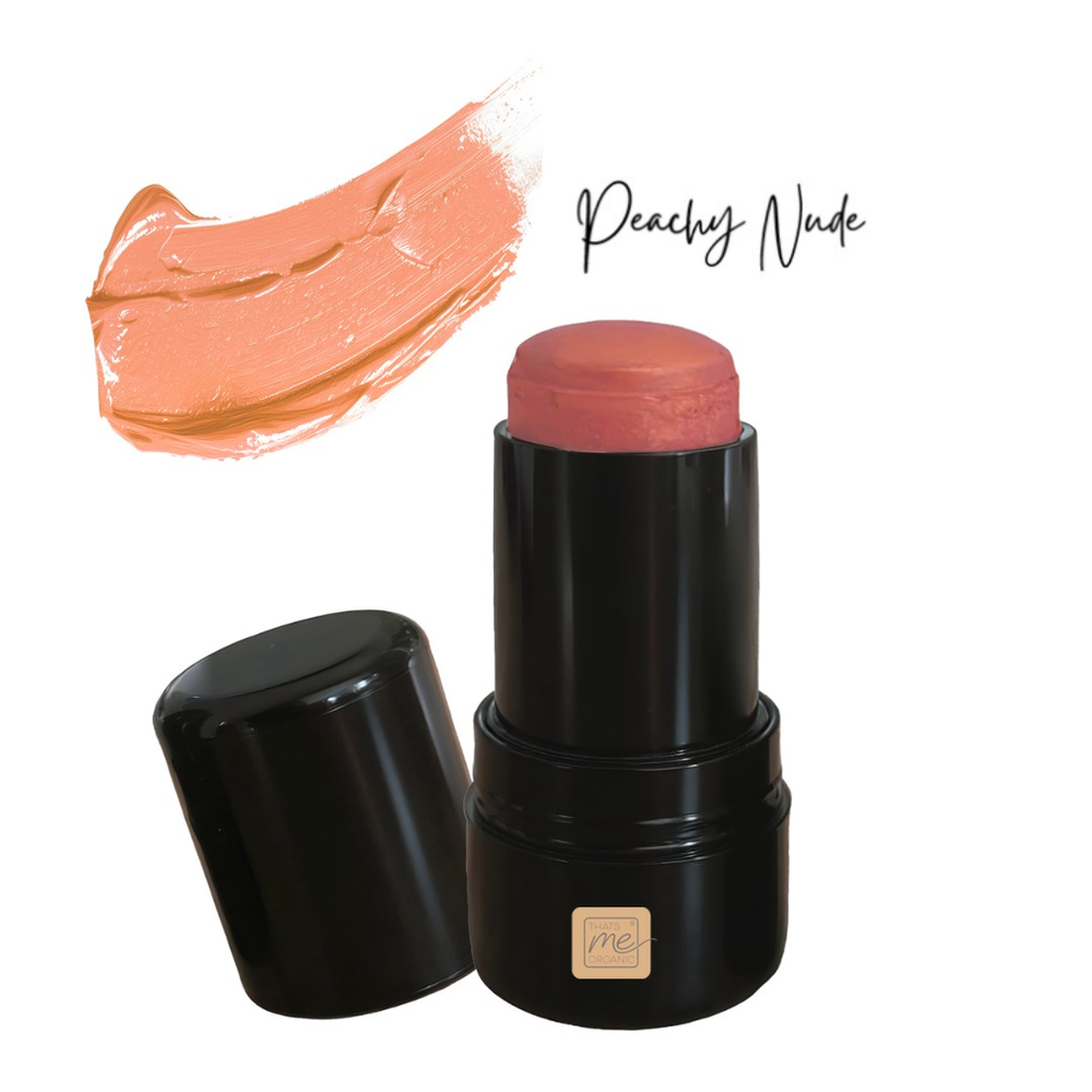 Unser Lippenstift Peachy Nude auf weißem Hintergrund mit Beschriftung