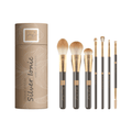 Sechser-Set Thats me Organic® Profi-Pinsel Set Make-up-Pinsel mit goldenen und schwarzen Stielen neben einem zylindrischen Kartonbehälter; perfekt für alle, die hochwertige, vegane Make-up-Pinsel für ihre Beauty-Routine suchen.