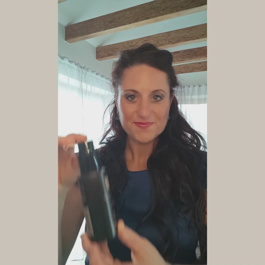 Diana von TMO zeigt und wendet das Skin-Love-Serum an