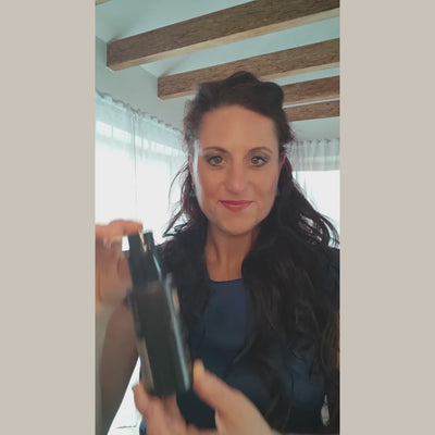 Diana von TMO zeigt und wendet das Skin-Love-Serum an