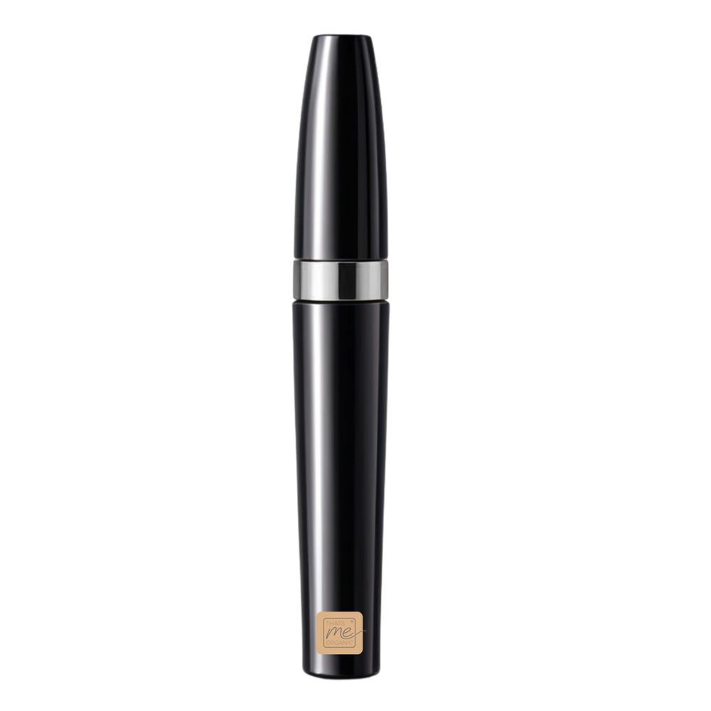 Eine schwarze Thats me Organic® Bio Wimperntusche Mascara-Tube mit silbernem Band und goldenem Etikett ruht auf hellem Grund und bietet Mega-Volumen mit natürlichen Inhaltsstoffen.
