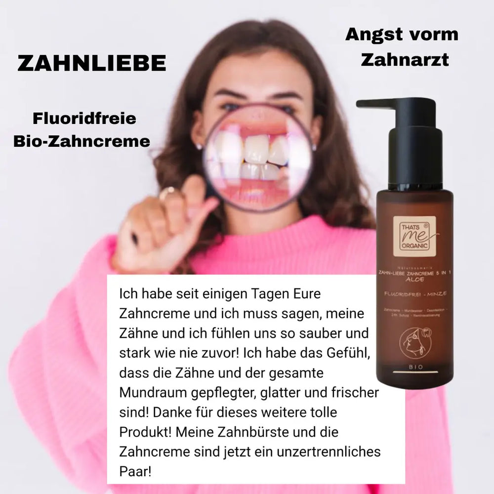 Eine Frau hält ein Vergrößerungsglas an ihre Zähne neben einer Flasche Thats me organic® fluoridfreie BIO-Zahncreme.