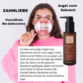 Eine Frau hält ein Vergrößerungsglas an ihre Zähne neben einer Flasche Thats me organic® fluoridfreie BIO-Zahncreme.