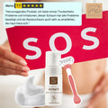 Eine Frau hält ein rotes SOS-Schild mit Thats me Organic® Intimreinigungsschaum, einem Rasiermesser und einer Fünf-Sterne-Bewertung - und weist damit auf die sanfte Intimpflege mit diesem natürlichen Intimreiniger hin.
