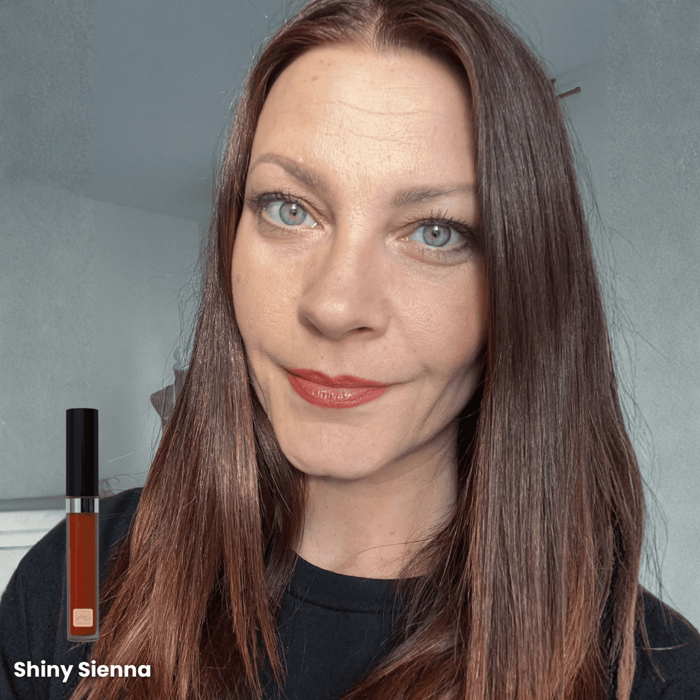 Shiny Sienna Bio Lipgloss in Anwendung mit warmem eleganten Glanz