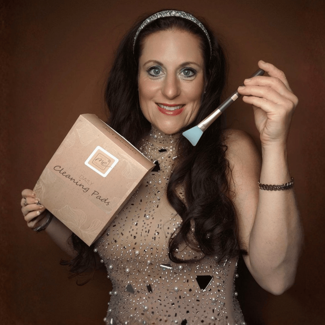 Frau zeigt Soft Mask Blender und Daily Cleaning Pads für hygienisches Auftragen von Masken und Pflegeprodukten