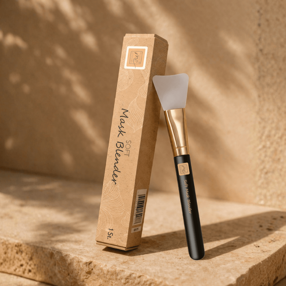 Soft Mask Blender mit Silikonspatel und Verpackung auf hellem Naturstein Hintergrund