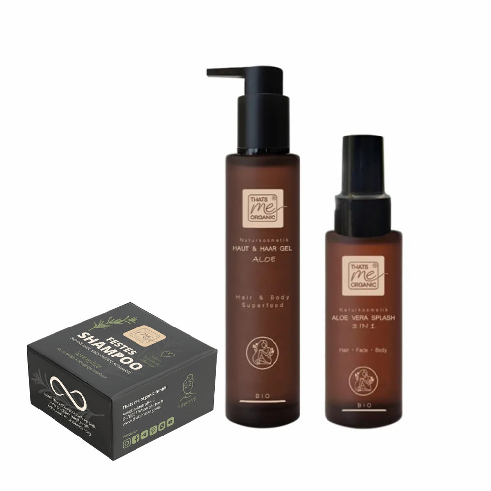 Drei braune Flaschen mit Haar- und Körperpflegeprodukten von Thats me Organic®, darunter Aloe Vera Shampoo zur sanften Pflege der Kopfhaut, sowie eine Schachtel mit der Aufschrift Hair Shampoo, alle auf weißem Hintergrund abgebildet.
