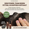 Dunkles Haar mit der Hand scheiteln, um Schuppen freizulegen; unten abgebildet sind die Flaschen Thats me Organic® Anti-Schuppen BIO Aloe Vera Shampoo und Gel für sanfte Kopfhautpflege.