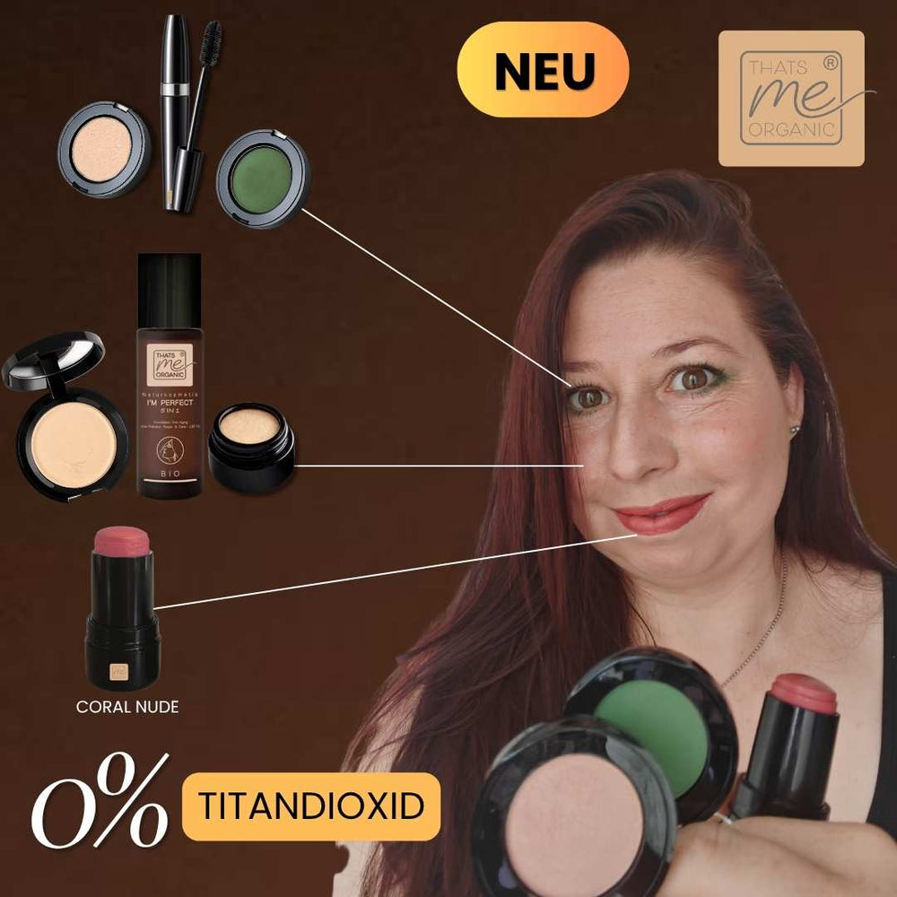 Model zeigt Make up Look mit Coral Nude Stick und grünem Lidschatten ohne Titandioxid
