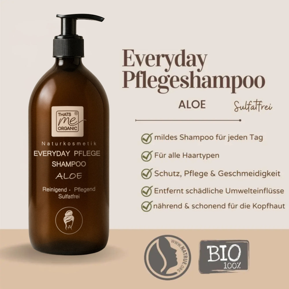 Braune Flasche Thats me organic® BIO-Shampoo mit Produktvorteilen auf Deutsch, Zertifizierungslogos und sulfatfreiem Naturkosmetik-Anspruch auf beigem Hintergrund.