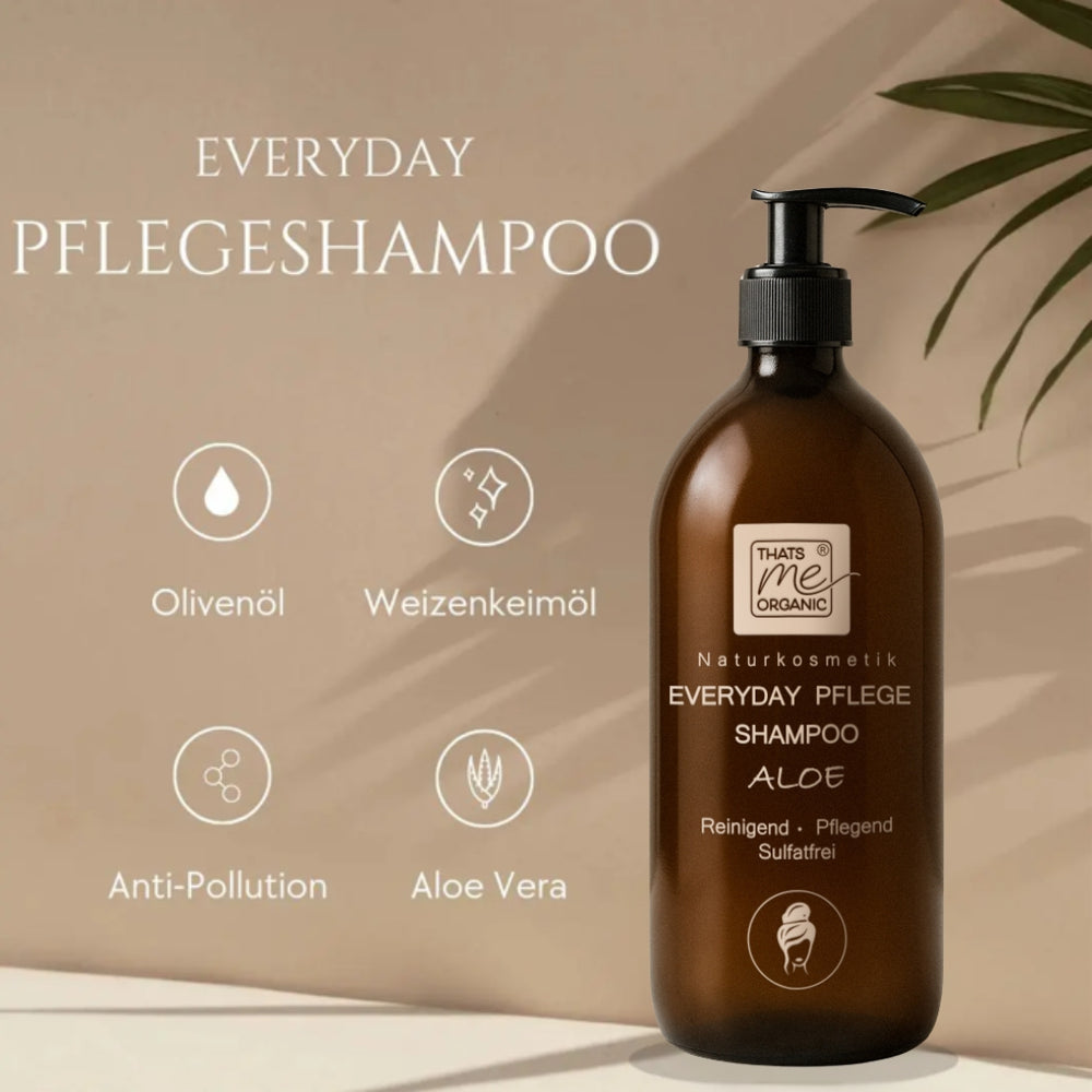 Braune Flasche von Thats me organic® BIO-Shampoo mit Aloe, Olivenöl und Weizenkeimen, mit Naturkosmetik-Symbolen auf beigem Hintergrund.