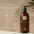 Braune Flasche von Thats me organic® BIO-Shampoo mit Aloe, Olivenöl und Weizenkeimen, mit Naturkosmetik-Symbolen auf beigem Hintergrund.