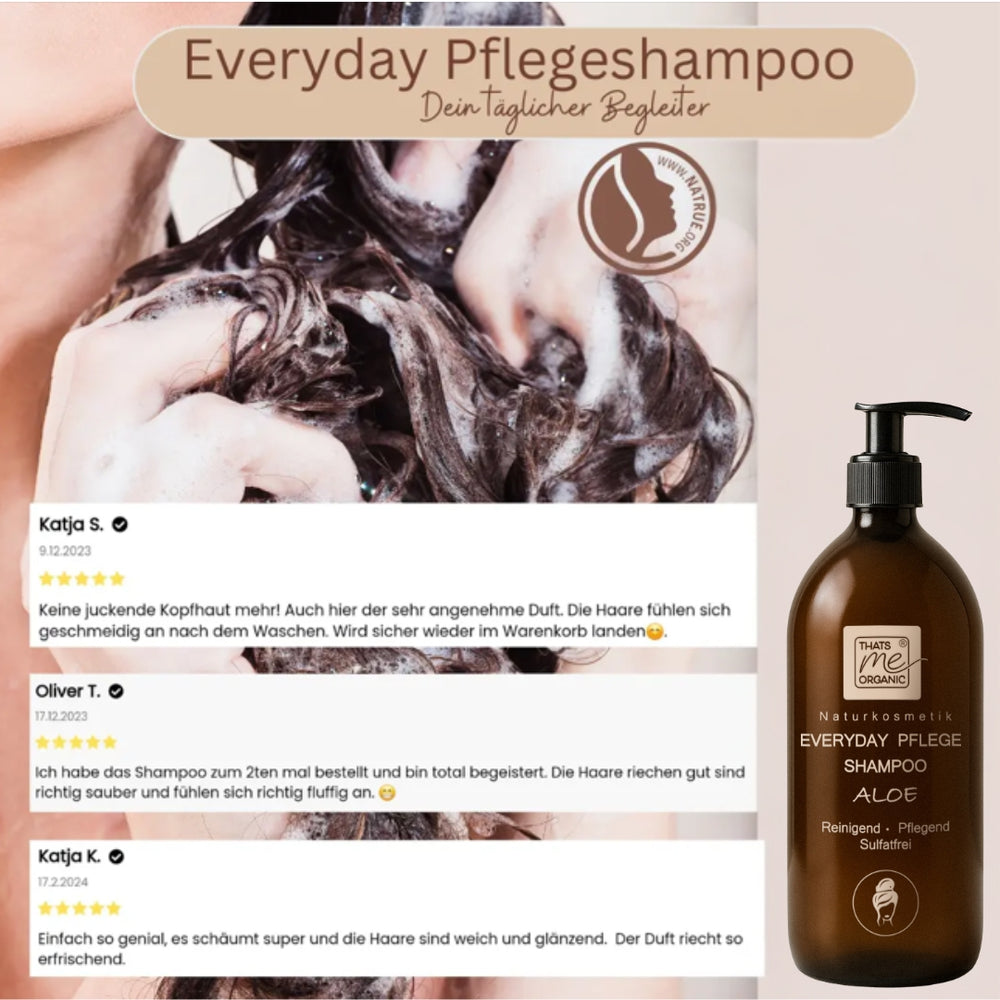 Eine Frau wäscht sich die Haare mit Thats me organic® sulfatfrei BIO-Shampoo, Kundenrezensionen loben das Everyday Pflege Shampoo mit Aloe, allesamt Beispiele für hochwertige Naturkosmetik.