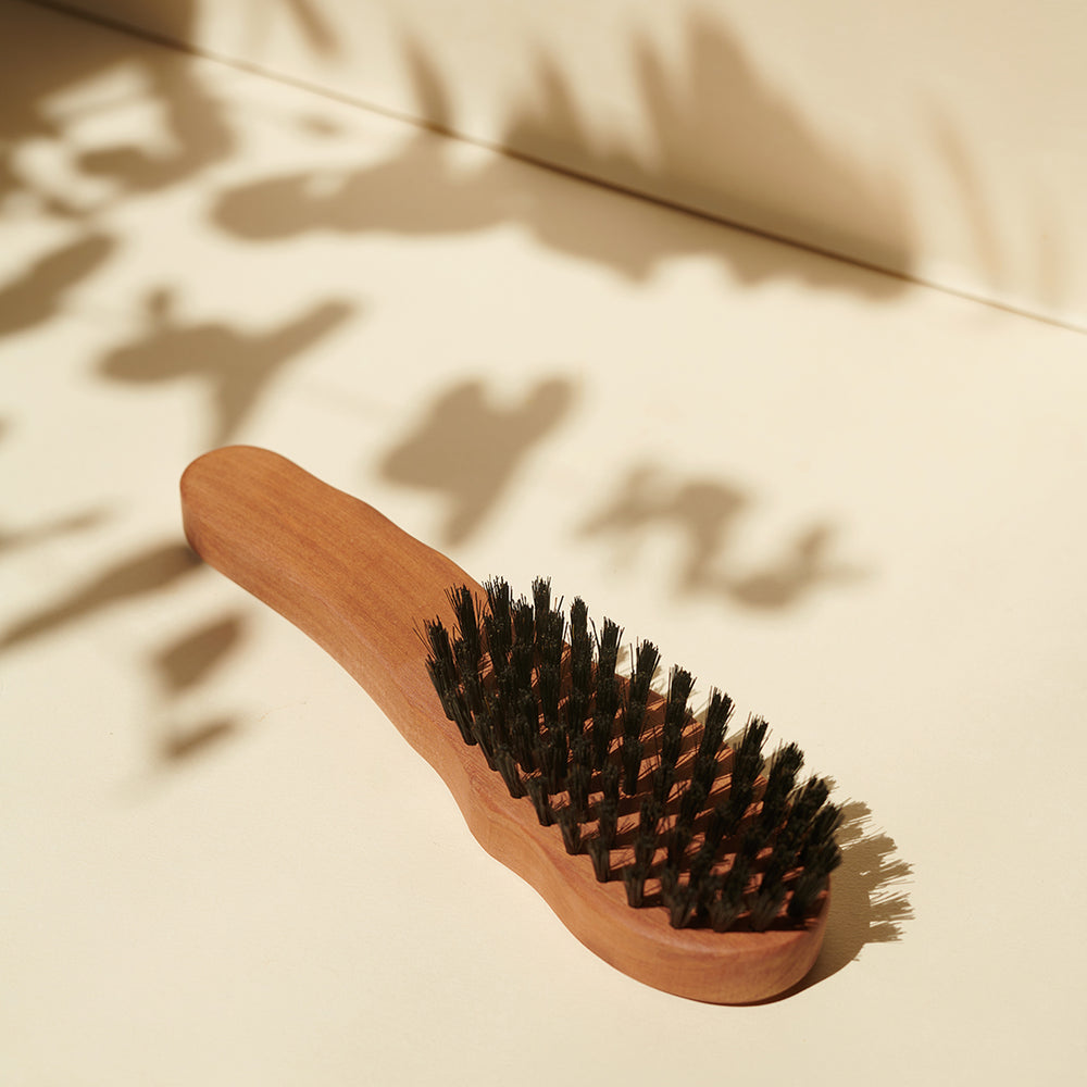 Profi-Haarbürste Fingerform "Die Ergonomische" aus Birnbaumholz & Wildschweinborste