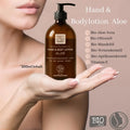 Eine Hand hält eine braune Flasche Thats me organic® Bio Hand & Body Lotion mit Aloe, daneben sind die Produkteigenschaften von Naturkosmetik abgebildet.