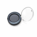 Abgebildet ist ein einzelner Thats me Organic® vegan Naturkosmetik Lidschatten in Schwarz, in einer runden Dose mit klarem Deckel, auf weißem Hintergrund.