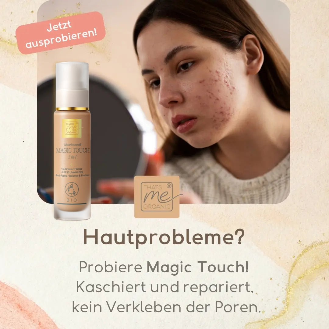 Eine junge Frau mit Akne schaut in den Spiegel; eine Thats me Organic®-Flasche ist zu sehen. Der deutsche Text hebt Slow Aging und getönte Tagescreme für strahlend schöne Haut hervor.