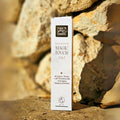 Die Thats me organic Magic Touch 5 in 1 steht verpackt im neuen Design auf einer Steinmauer im Sonnenlicht.