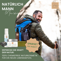 Ein lächelnder Mann mit Rucksack wandert in der Natur; Thats me Organic® Männerpflege Produkte wie Deo-Mousse und Geschenk Set sind mit einem Rabatttext abgebildet.